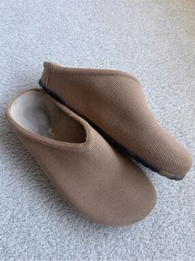 Rothy’s Casual Clog in Butternut size 9!